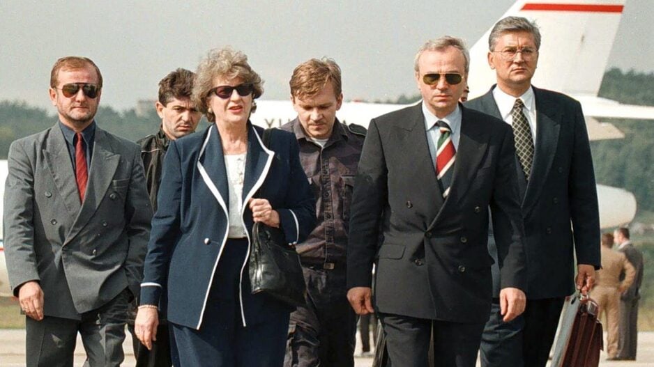 Jovica Stanišić (drugi desno) sa Biljanom Plavšić na aerodromu u Banjoj Luci u septembru 1997. (Foto: EPA-EFE)