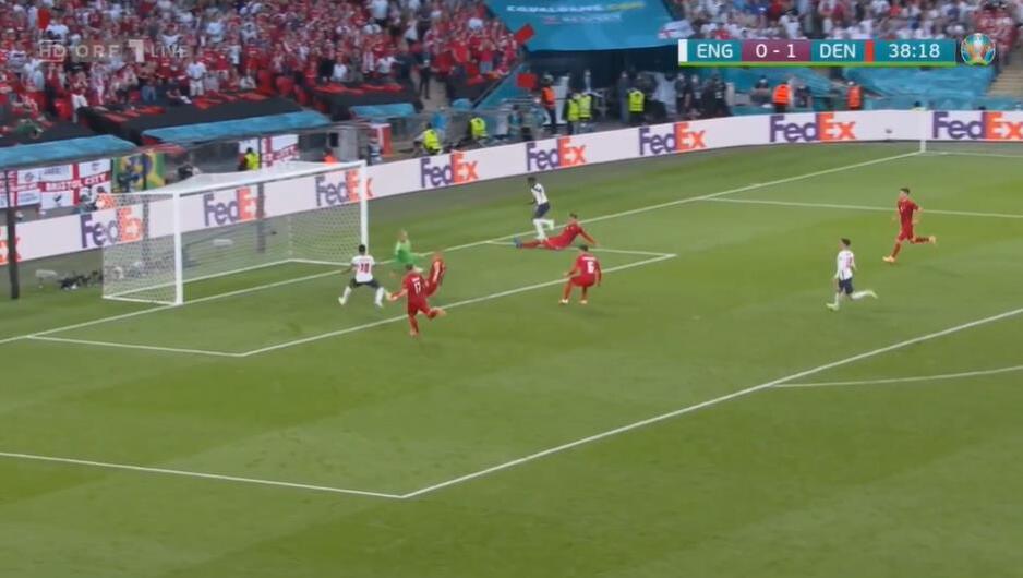 Trenutak kada je Kjær postigao autogol nakon što je Saka pokušao dodati do Sterlinga