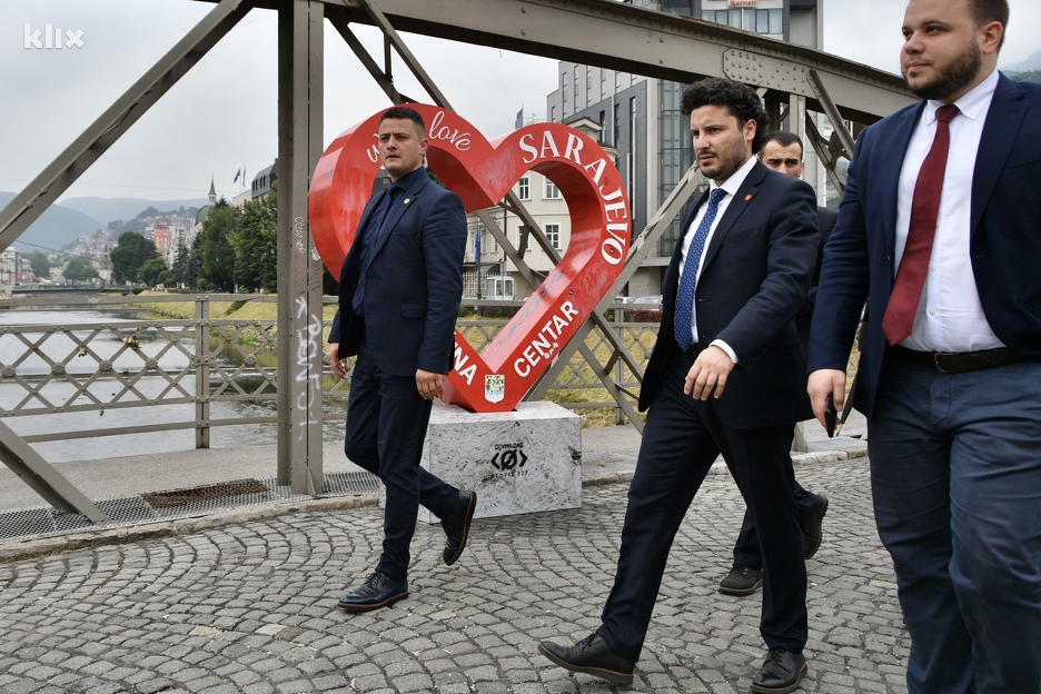 Dritan Abazović u šetnji gradom (Foto: I. Š./Klix.ba)