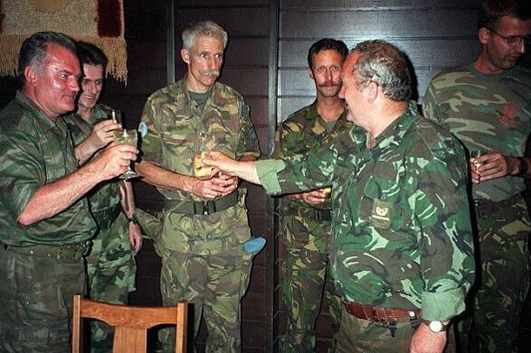Zločinci nazdravljaju (Foto: Twitter)