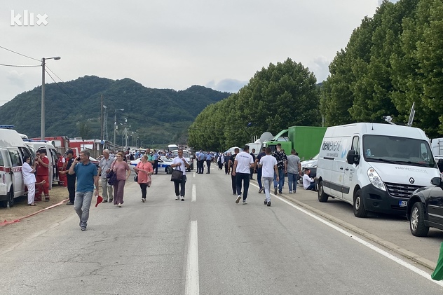 Građani nakon klanjanja kolektivne dženaze u Potočarima krenuli su put svojih domova (Foto: A. K./Klix.ba)