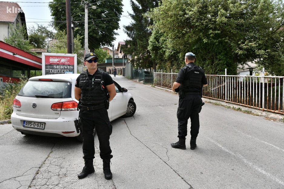 Policija kod Mehmedagićeve kuće u Sarajevu (Foto: I. Š./Klix.ba)