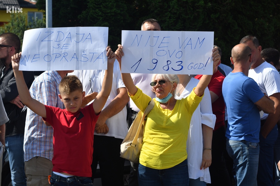 Okupljeni sa transparentima (Foto: T. S./Klix.ba)
