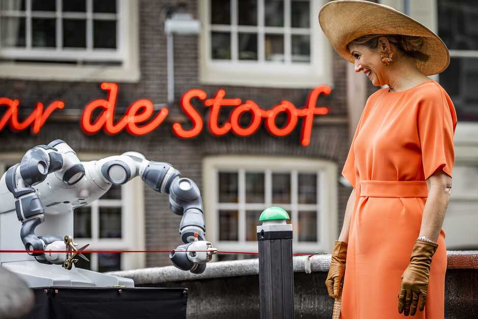 Kraljica Maxima i robot na predstavljanju mosta (Foto: EPA-EFE)