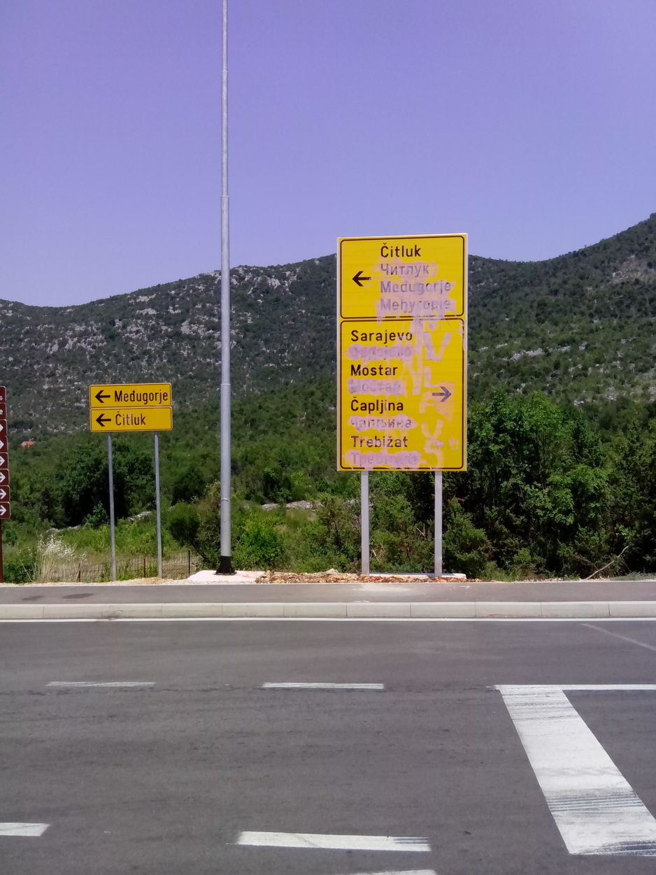 Uništeni znakovi u Hercegovini (Foto: Arhiv)