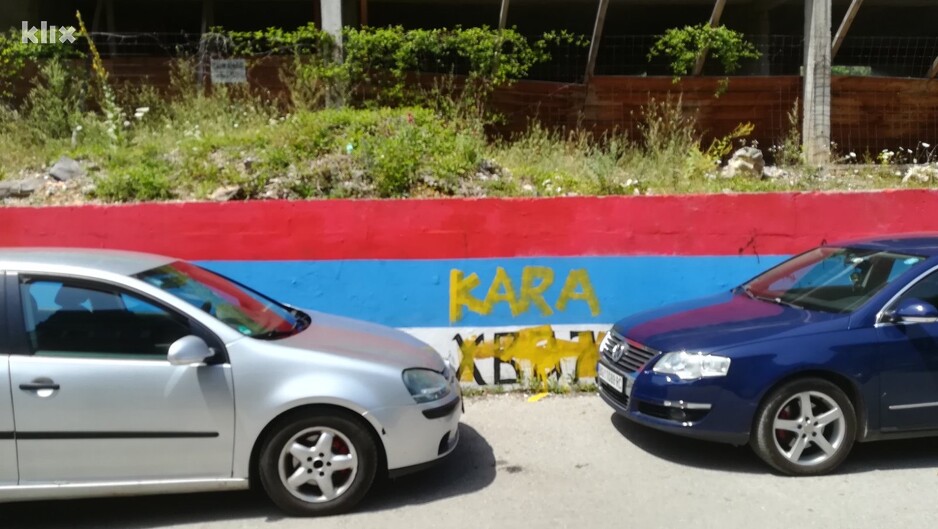 Precrtan i natpis na muralu Mladiću (Foto: E. A./Klix.ba)