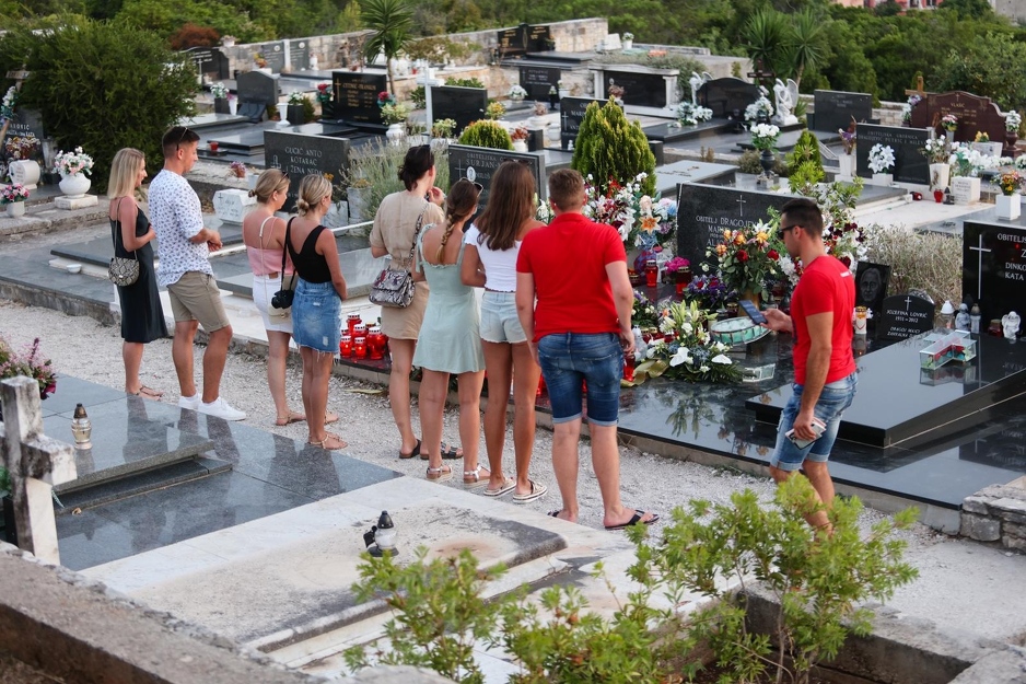 Građani pale svijeće i ostavljaju cvijeće na grobu Olivera Dragojevića (Foto: Marko Dimic/PIXSELL)