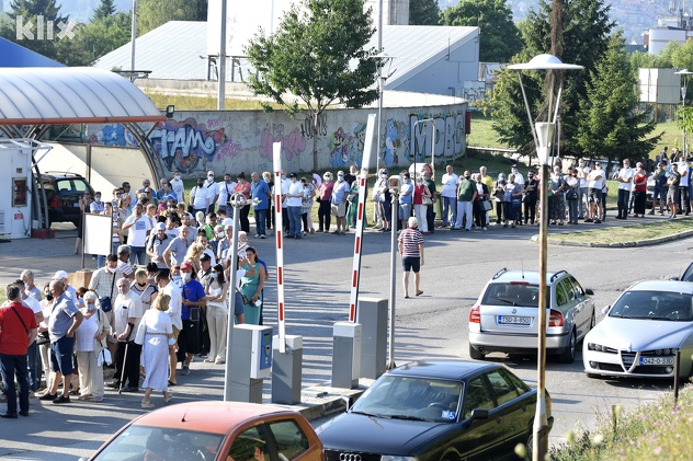 Dugi redovi za vakcinaciju ispred sarajevske Zetre (Foto: D. S./Klix.ba)