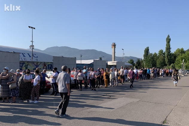 Dugi redovi za vakcinaciju ispred sarajevske Zetre (Foto: D. S./Klix.ba)