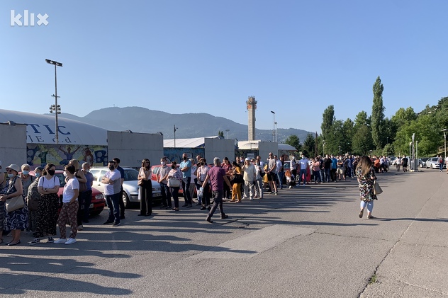 Dugi redovi za vakcinaciju ispred sarajevske Zetre (Foto: D. S./Klix.ba)