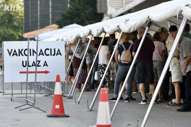 Dugi redovi za vakcinaciju ispred sarajevske Zetre (Foto: D. S./Klix.ba)