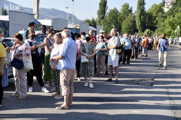Dugi redovi za vakcinaciju ispred sarajevske Zetre (Foto: D. S./Klix.ba)