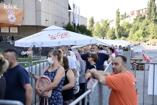 Dugi redovi za vakcinaciju ispred sarajevske Zetre (Foto: D. S./Klix.ba)