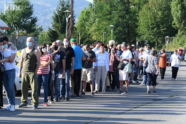 Dugi redovi za vakcinaciju ispred sarajevske Zetre (Foto: D. S./Klix.ba)