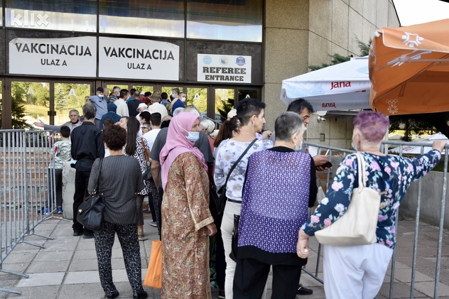 Dugi redovi za vakcinaciju ispred sarajevske Zetre (Foto: D. S./Klix.ba)