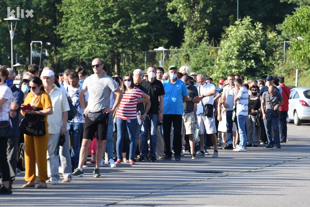 Dugi redovi za vakcinaciju ispred sarajevske Zetre (Foto: D. S./Klix.ba)
