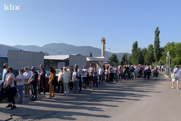 Dugi redovi za vakcinaciju ispred sarajevske Zetre (Foto: D. S./Klix.ba)