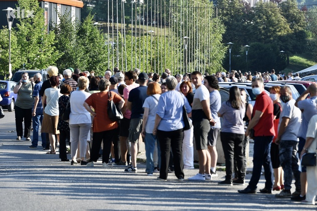 Dugi redovi za vakcinaciju ispred sarajevske Zetre (Foto: D. S./Klix.ba)