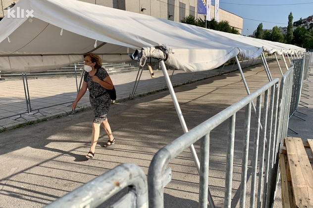 Bez gužve za vakcinaciju ispred Zetre (Foto: D. S./Klix.ba)