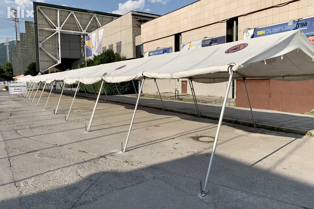 Bez gužve za vakcinaciju ispred Zetre (Foto: D. S./Klix.ba)
