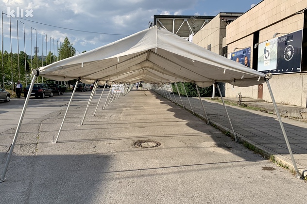 Bez gužve za vakcinaciju ispred Zetre (Foto: D. S./Klix.ba)