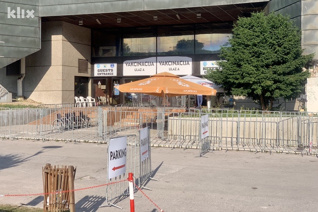 Bez gužve za vakcinaciju ispred Zetre (Foto: D. S./Klix.ba)