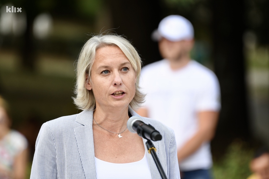 Obraćanje Anje Margetić na spomeniku ubijenoj djeci Sarajeva (Foto: D. S./Klix.ba)