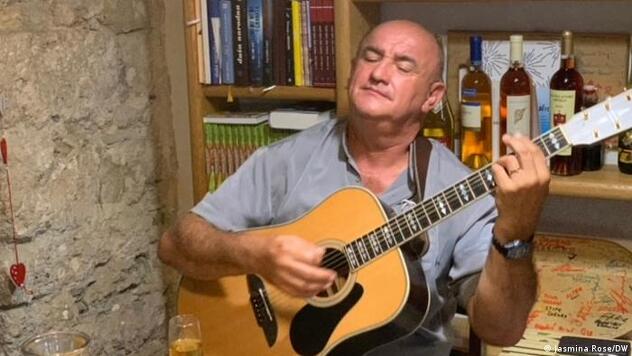 Fra Mirko svira gitaru i pjeva u konobi samostana koja je otvorena za posjetioce bez obzira na vjeru i nacionalnost