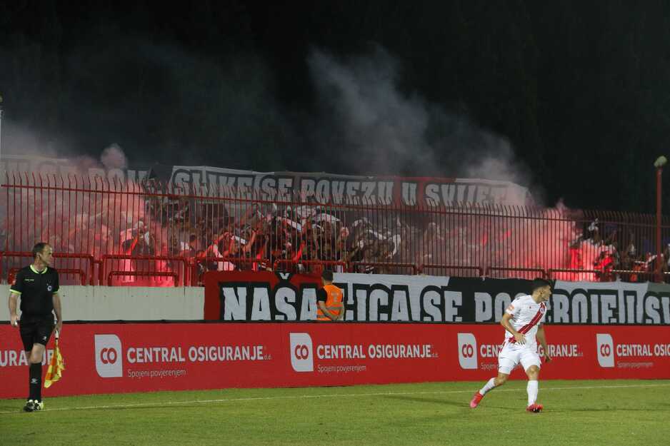 Bakljada navijača Zrinjskog na početku utakmice (Foto: G. Š./Klix.ba)