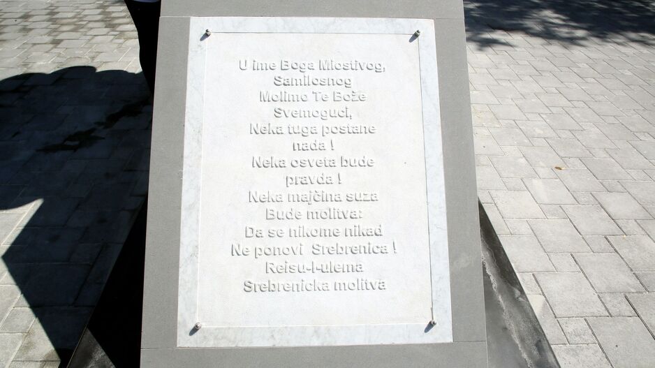 Natpis na Spomen obilježju žrtvama genocida u Srebrenici (Foto: FENA)