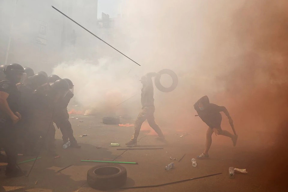Sukob demonstranata i policije (Foto: Twitter)