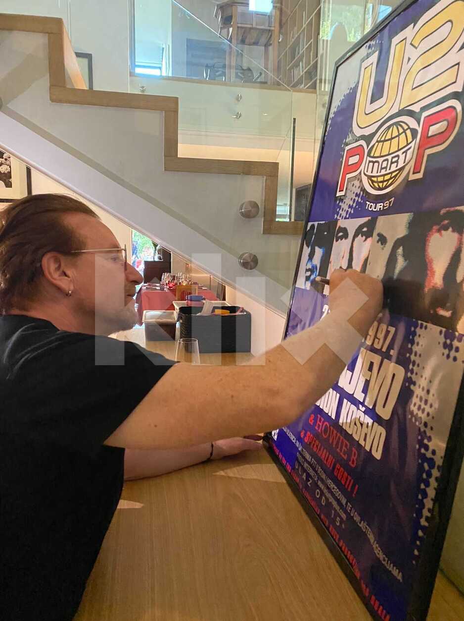 Bono je potpisao plakat s legendarnog koncerta u Sarajevu