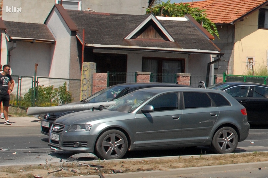I na ostalim automobilima je pričinjena znatna materijalna šteta (Foto: A. K./Klix.ba)