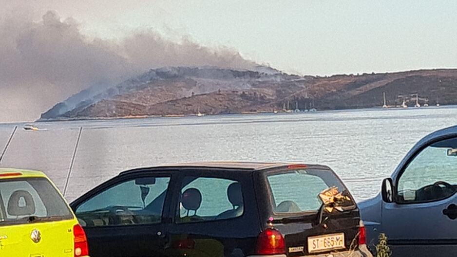 Veliki dim jutros se širi sa Hvara (Foto: Facebook/DVD)