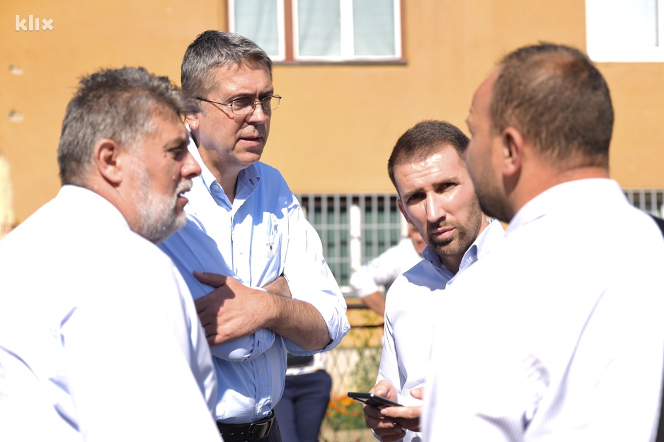 Ministri Samir Avdić, Adnan Delić i Enver Hadžiahmetović došli u Buća Potok (Foto: D. S./Klix.ba)