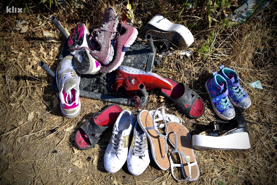 Porodice su uspjele spasiti dokumente te nešto odjeće i obuće (Foto: D. S./Klix.ba)