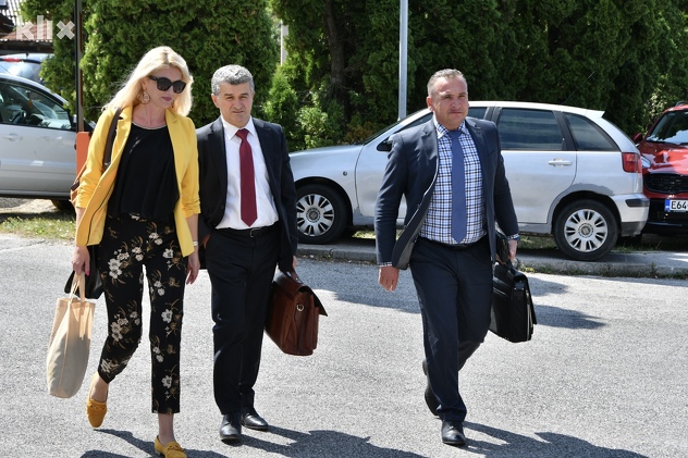 Fahrudin Solak (desno) s advokatima (Foto: I. Š./Klix.ba)
