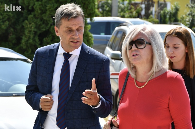 Fadil Novalić i advokatica Vasvija Vidović (Foto: I. Š./Klix.ba)