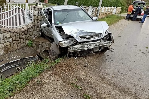 Na automobilu je pričinjena velika materijalna šteta (Foto: PVJ Srebrenik)