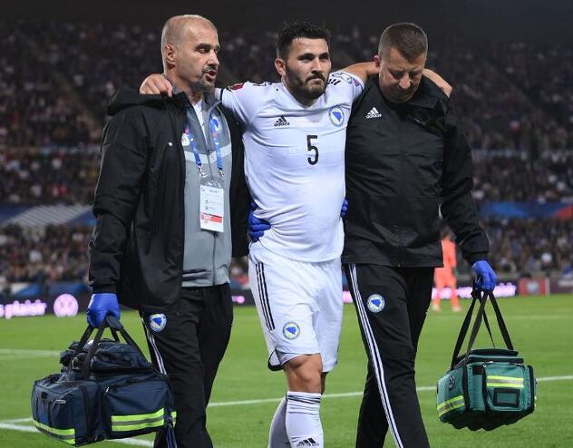 Sead Kolašinac napušta teren nakon povrede (Foto: Goal.com/Twitter)
