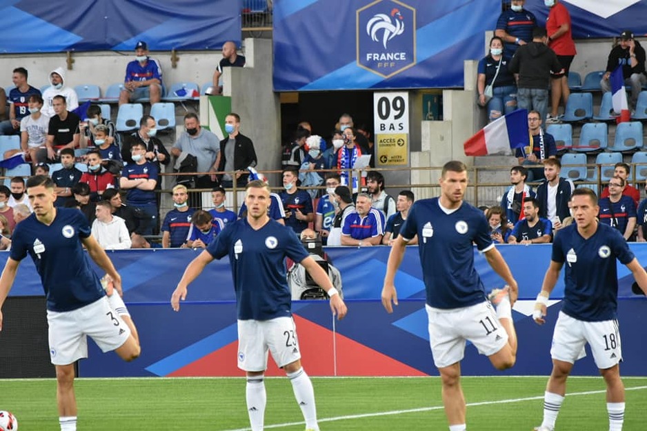Zagrijavanje Zmajeva uoči utakmice protiv Francuske (Foto: Nogometni savez BiH)