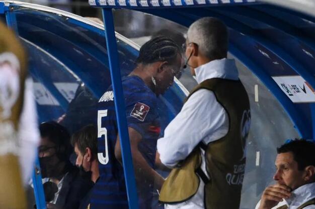 Kounde napušta teren nakon što je dobio crveni karton (Foto: UEFA.com)