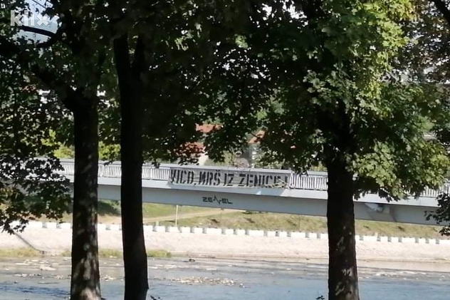 Zmajevi večeras igraju protiv Kuvajta, a uoči utakmice okačena su dva transparenta u Zenici