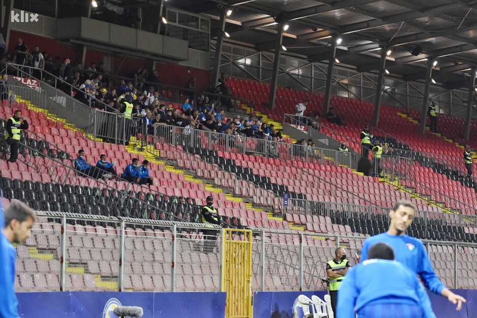 Puste tribine stadiona Bilino Polje u Zenici 20 minuta prije početka utakmice