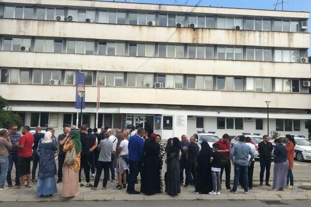 Okupljanje građana u Novom Pazaru (Foto: Sandžak PRESS)