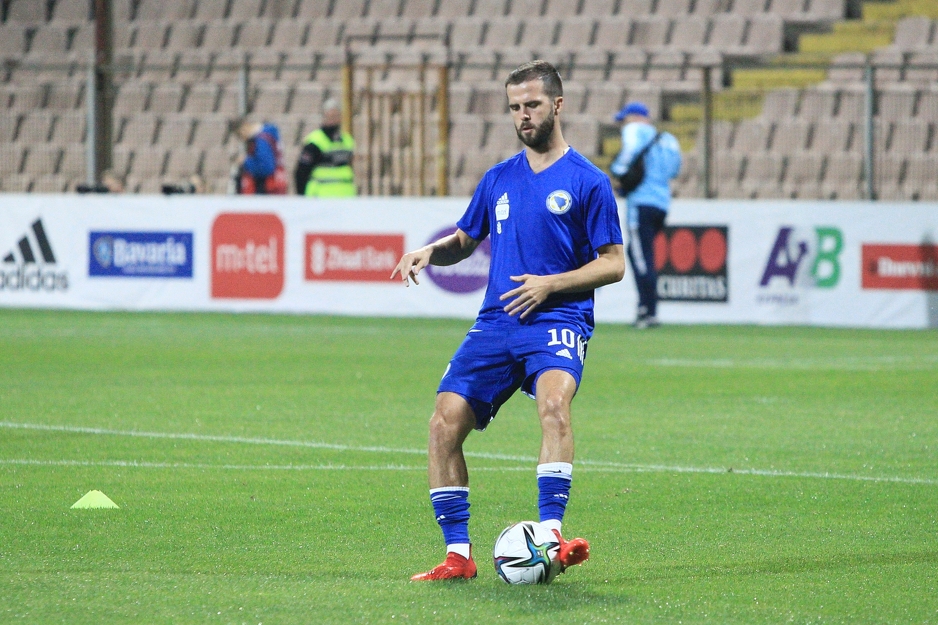 Miralem Pjanić na zagrijavanju uoči utakmice