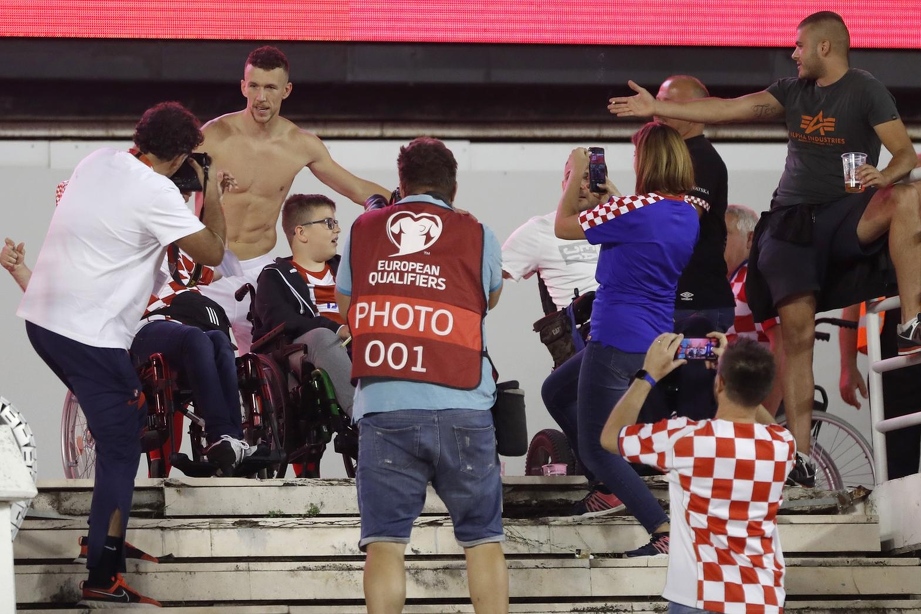 Perišić poklanja dres navijaču u kolicima (Foto: Milan Sabic/PIXSELL)