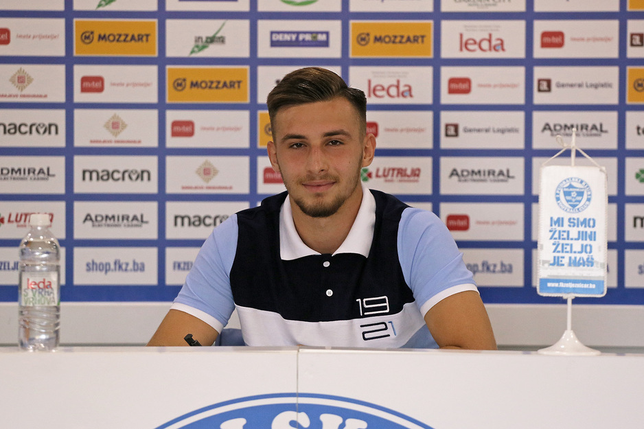 Denis Kovačević na potpisu ugovora (Foto: Armin Herić, www.fkz.ba)