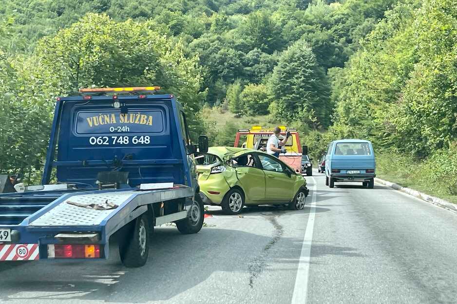 Šlep služba uklonila automobil (Foto: Klix.ba)