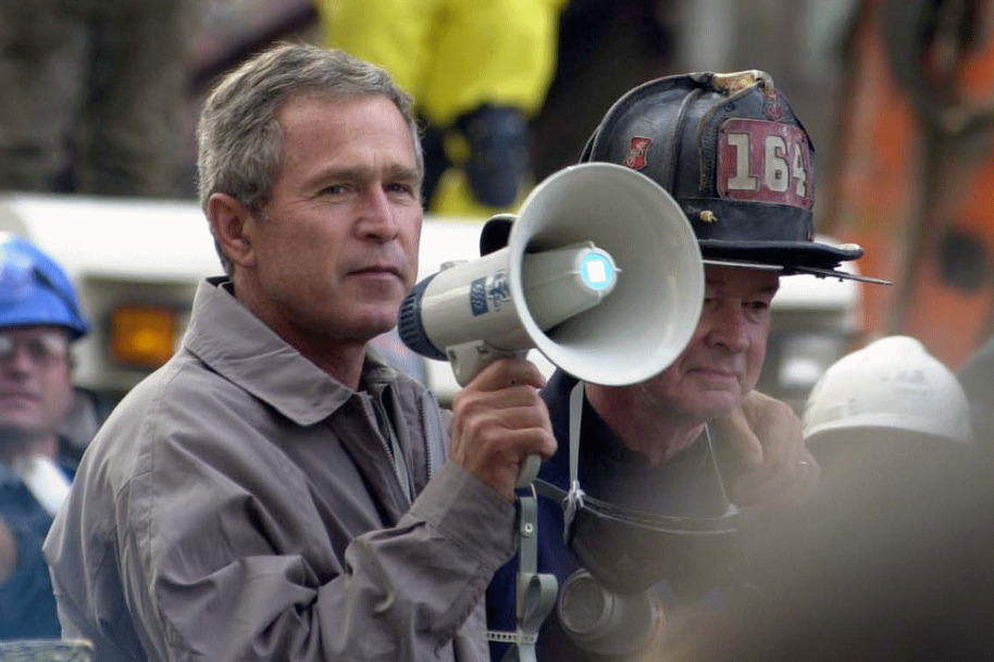 George W. Bush se obraća spasiocima u ruševinama WTC-a 14. Septembra 2001. godine